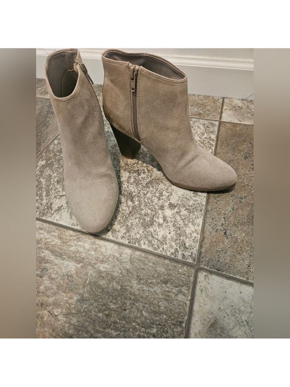 OLD NAVY FAUX SUEDE LIGHT TAUPE HEELED ANKLE BOOTIE SIZE 7
